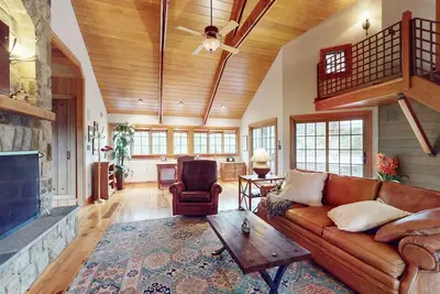 Image de North Potomac escape with balcony, pool, streaming, full kitchen, W/D, & Ac