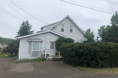 Image de Pet friendly, four bedroom home with ample parking, located in the Bulkley Valley