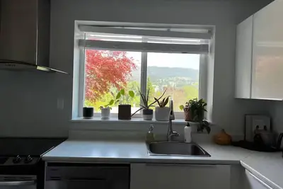 Image de Charming 2-Bedroom Suite in Scenic Port Moody – Nature & Transit Nearby