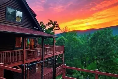 Image de Private Log Cabin in woods, Fenced, Mountain Views