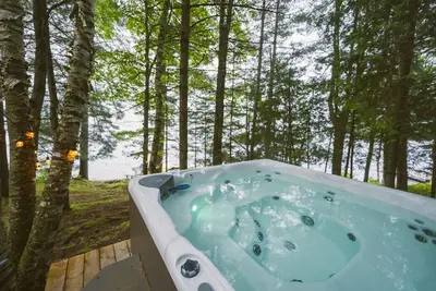 Image de Cozy Lakefront Cottage: Views-Hot Tub-Pet Friendly