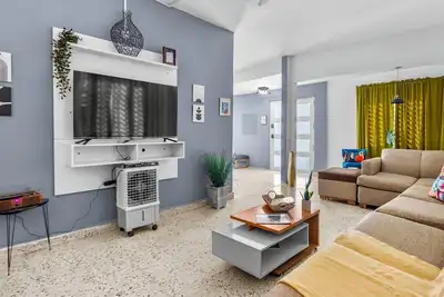 Image de Modern, Huge, Stay ✨ 5 Min to Airport Pool, Jacuzzi, Solar + 5 Min to Beach 🏖️