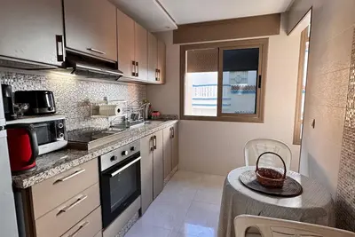Image de Centrally Located 3bd w\/Ac & Rooftop Views! 1 Min to Bus station!
