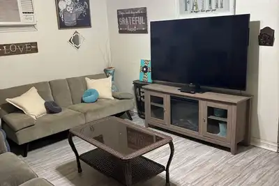 Image de Charming 2-bedroom house with WiFi, in lovely Plainview. Perfect for a family.