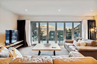 Image de Gorgeous 3 Bedroom Central Lake Views