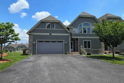 Image de At The Top- beautiful 4 bedroom townhouse with hot tub, games and lake views!