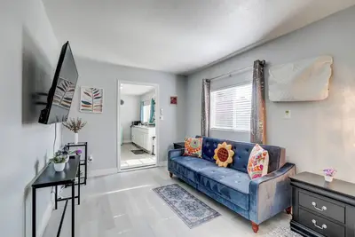 Image de 4 miles away to Strip Cozy Private guest house Private Big Yard with Wi-Fi, Ac