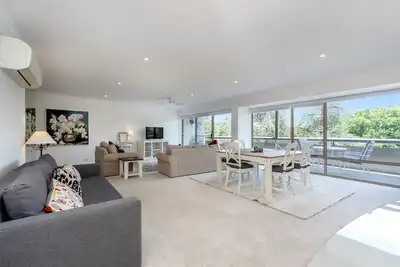 Image de Spacious 2-Bed Apartment Near Dining & Attractions