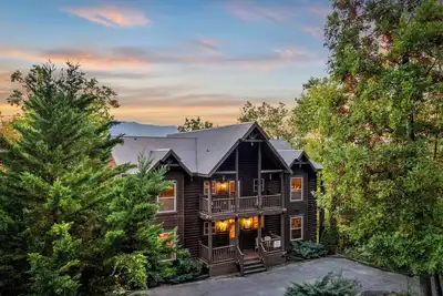 Image de 56-Guests | Views, Hot Tubs, Game Room, Theater, Kitchen | Near Pigeon Forge