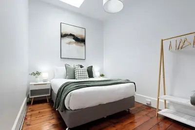 Image de Charming Townhouse Steps Away from Shops