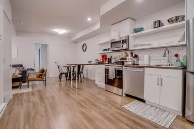 Image de Molly - Perfectly located, 5 Min to W Edm Mall!