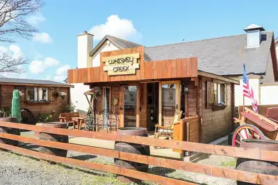 Image de Whiskey Creek Cabin, pet friendly, with a garden in Castlerock