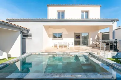 Image de Maison avec piscine privée, Wi-Fi et climatisation