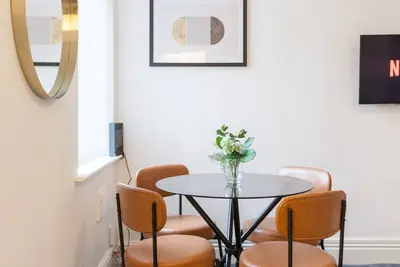 Image de Home in the city. An entire home a stones throw from Manchester City Centre.