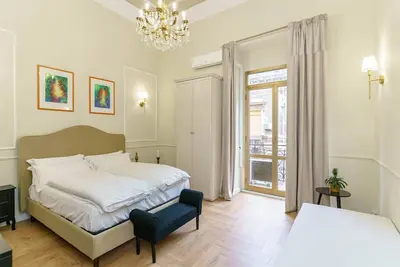 Image de Élégant appartement du centre historique avec deux chambres et douche spa.