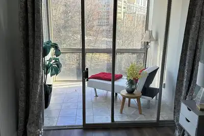 Image de Modern & Cozy 3-Bedroom Apt with City Views with Free Parking