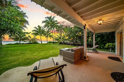 Image de Honolulu Beachfront Retreat by Gather: Lux Beachfront w/ Ocean Views & Comfort