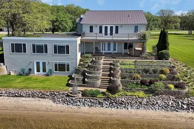 Image de Welcome Snowmobilers! Winter retreat perfect for hosting family and friends!