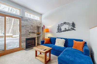 Image de Cozy open-concept condo, close to ski resorts, balcony, pool, tennis, sauna