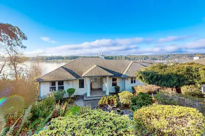 Image de Stunning waterfront home offering breathtaking canal views