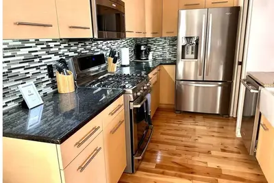 Image de Walk to downtown ~ Furnished with Rooftop!