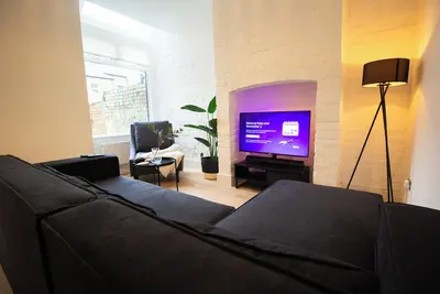 Image de Comfy 4 Bed, Quiet Stay, Near the City Center, Free Parking & Speedy Wifi