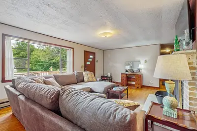 Image de Cozy Lake Getaway dog-friendly home with fire pit, fireplace, Wi-Fi, entry ramp