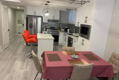 Image de Private, Quiet, Clean Legal Suite Fully Funished. Near Downtown &Train Station