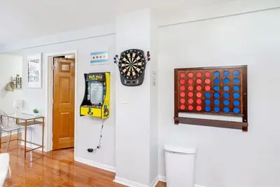 Image de Mins to Wrigley  Sleeps 6 + Sauna + Hot Tub+ Deck