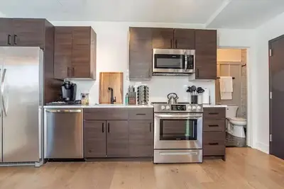 Image de Luxe Sun Drenched 2 Bd, Steps to Brown and Wayland