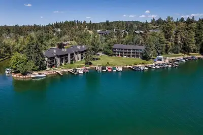 Image de Top Floor 2-bdrm condo located on Bigfork Bay. Walk to downtown Bigfork.