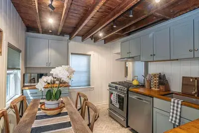 Image de The Hideaway Cottage - Entire Home in Fox Point!
