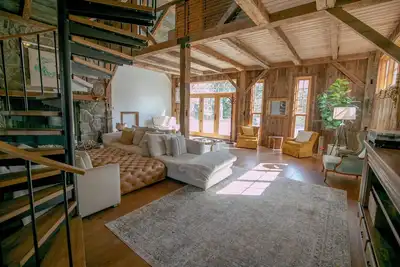 Image de Spring Bloom! Elegant 5 bedroom Entertainers Retreat + Pool + fireplace