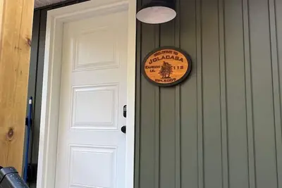 Image de Modern Lakefront Muskoka Cottage. Family friendly retreat on a pristine lake!