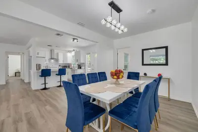 Image de Large 3 bedroom | 2 miles to the beach!