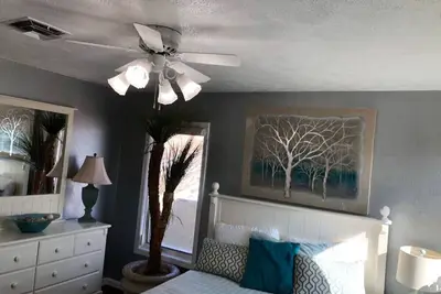 Image de Private bath comfortable Beach bedroom