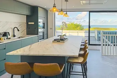 Image de Pass the Keys | The View in Moelfre, for 8 people with sea views