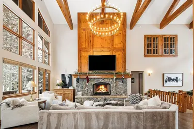 Image de Soaring ceilings and Spacious 8 bd house-On Shuttle-perfect for large groups!