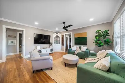 Image de Cottage 300 yards to Oaklawn Casino! \n\n