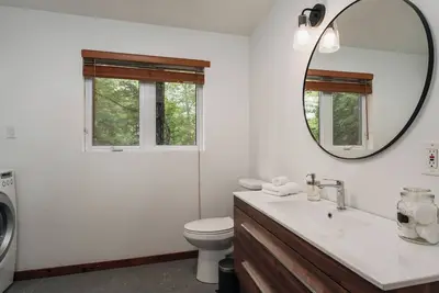 Image de Chalet avec accès au lac, spa et nature pour relaxer