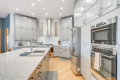 Image de 5 Mi to Red Rocks: Sleek Duplex w\/ Grill!