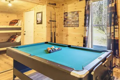 Image de Private Hot Tub & Grill: Rustic Sevierville Cabin!