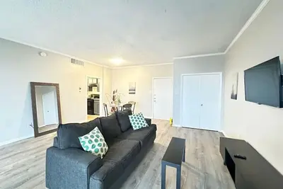 Image de Relax and Unwind in a Trendy Bay Area Houston Spot