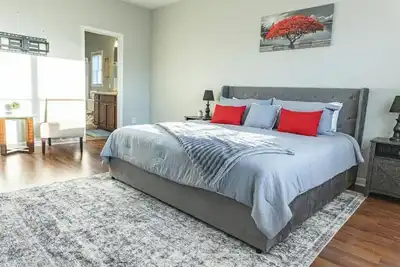 Image de Charming 3-bedroom house in small-town Byron with WiFi, Ac, and patio seating.