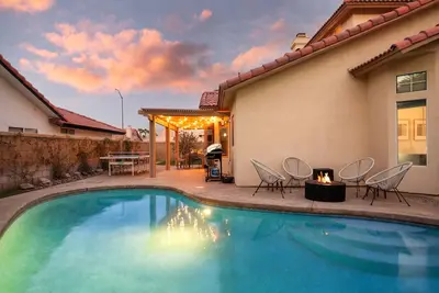 Image de Sahara Solace - 10 mins from Coachella Festival - Heated Pool, Games, & Fun!