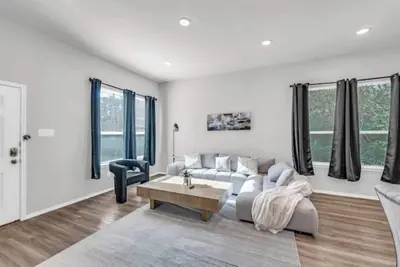 Image de Spacious 4 Bd Home w King Bed