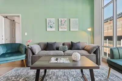 Image de Uptown Luxury | Top Floor King Suite, Free Parking