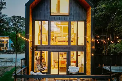 Image de Black Walnut on water w/ hot tub