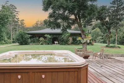 Image de Natural country sandstone homestead- surrounded by crystal clear flowing waters