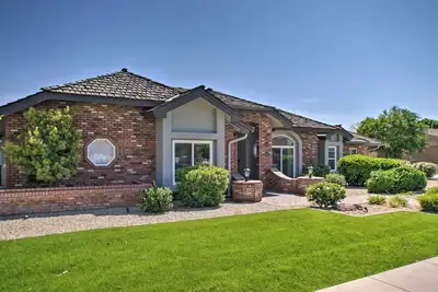 Image de Elegant Escape—modern Mesa home conveniently located with private pool!